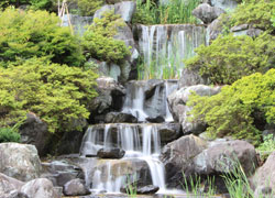 みずき佐野の築山を流れる滝