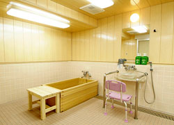 グッドタイムホーム・十日市場のひのき風呂（浴室）