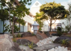 ロイヤルハウス石岡本館の日本庭園