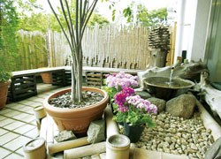 ハートフル稲毛のエントランスの日本庭園