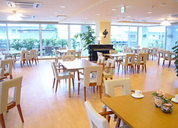 SOMPOケアラヴィーレ緑園都市のダイニング(食堂)