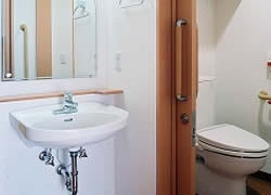 そんぽの家戸塚南の居室洗面・トイレ