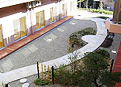 ライフ＆シニアハウス神宮南井田の中庭