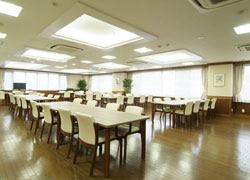 グッドタイムナーシングホーム・東浦和の食堂兼機能訓練室