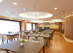 SOMPOケアラヴィーレ湘南平塚弐番館のダイニング(食堂)