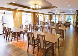 SOMPOケアラヴィーレ金沢八景のダイニング(食堂)兼機能訓練コーナー2階