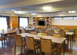 SOMPOケアラヴィーレ仙川のダイニング(食堂)兼機能訓練コーナー