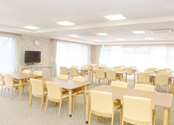 グッドタイムナーシングホーム・府中弐番館の食堂兼機能訓練室