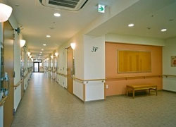 そんぽの家S壬生の廊下(バリアフリー設計)