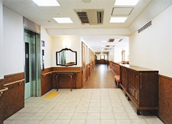 そんぽの家茨木東奈良のエレベーターホール