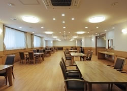 そんぽの家清水麻生田の食堂談話室兼機能訓練室
