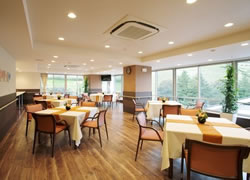 チャームスイート京王聖蹟桜ヶ丘の食堂兼機能訓練室