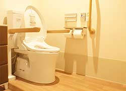 リヤンドファミーユ（サ高住）の車椅子対応トイレ